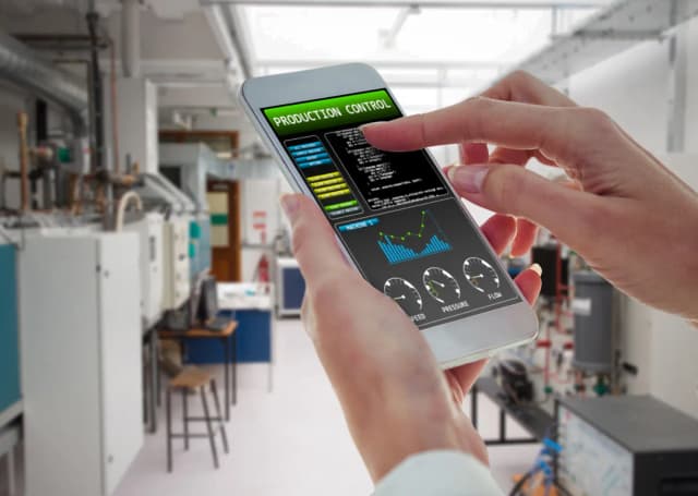 Obraz przedstawiający dashboard zarządzania energią w czasie rzeczywistym