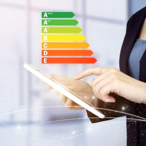 Pracownik trzymający tablet z wykresami